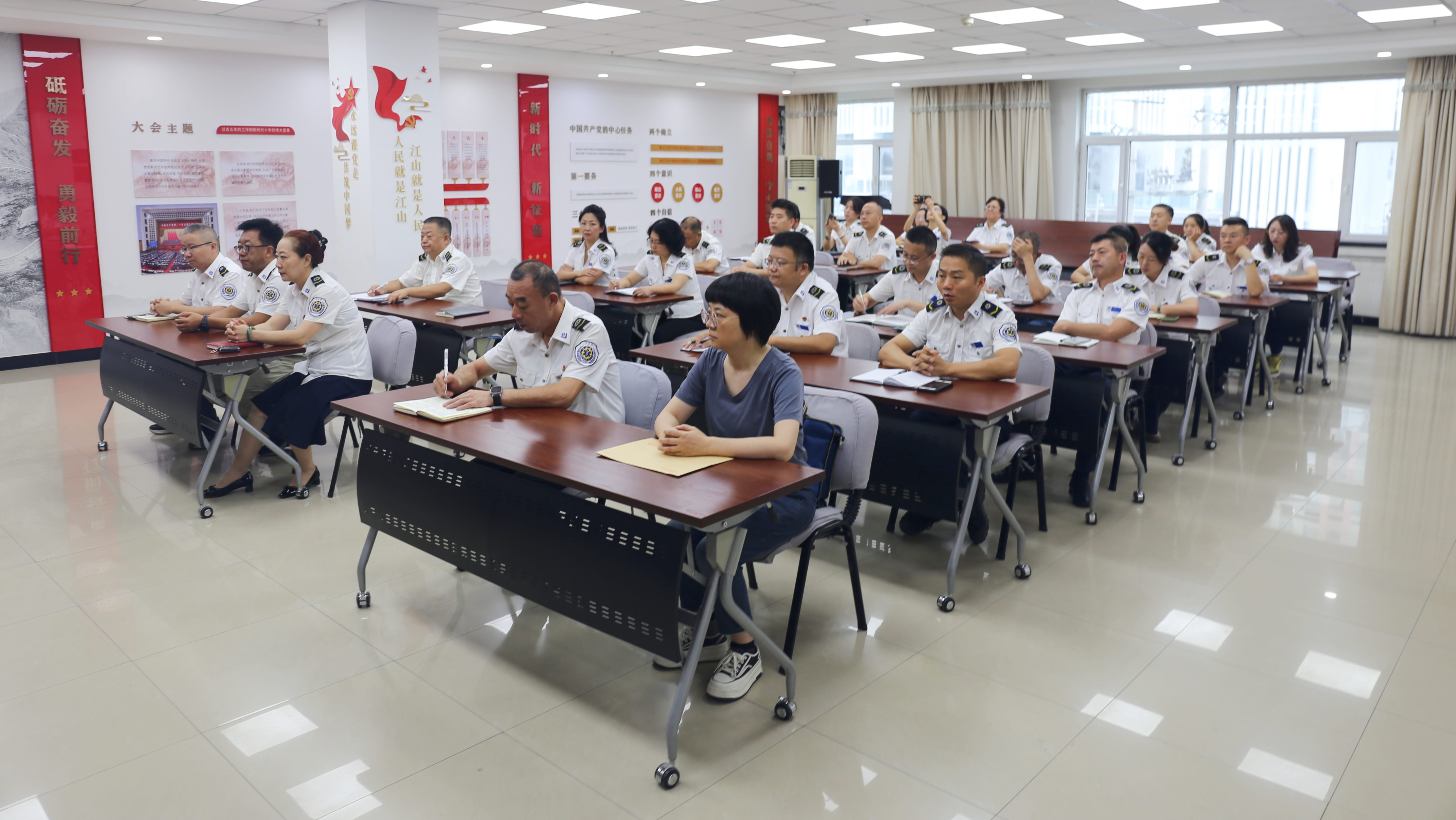 甘肃省紧急医疗救援中心召开干部大会